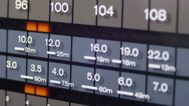 Sintonizzazione della frequenza analogica del quadrante radio su scala del ricevitore retrò . — Video Stock