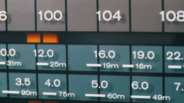 Analog Radyo arama frekansı Retro alıcının ölçekte ayarlama.