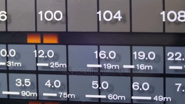 ヴィンテージ受信機の規模でラジオ ダイヤル周波数をチューニング — ストック動画