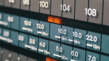 Analog Radyo arama frekansı Retro alıcının ölçekte ayarlama.