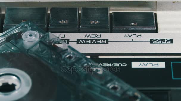 Empurrando o botão Play, Stop, Rewind e Forward no leitor de cassetes de áudio vintage — Vídeo de Stock