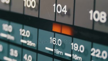 Analog Radyo arama frekansı Retro alıcının ölçekte ayarlama.