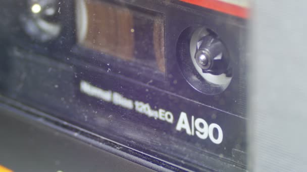 Vintage μαύρο Audio Tape με λευκό κενό ετικέτα είναι περιστρέφει — Αρχείο Βίντεο