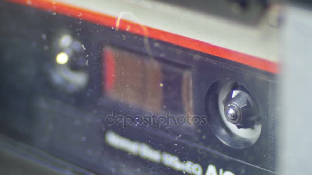 Fita de áudio preta vintage com etiqueta branca em branco é gira — Vídeo de Stock