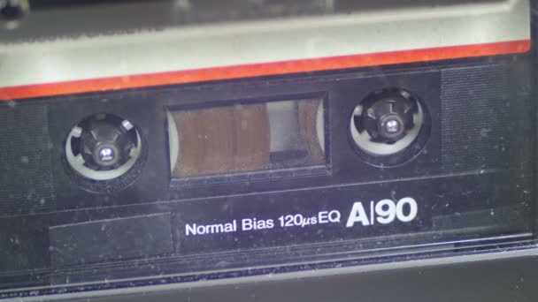 Cinta de audio negra vintage con etiqueta blanca en blanco gira — Vídeo de stock