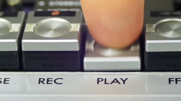 Pressionando o botão Play em um gravador de fita vintage — Vídeo de Stock