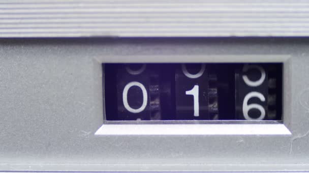 Vintage Counter mit Nummern rotiert auf dem Tonbandgerät — Stockvideo