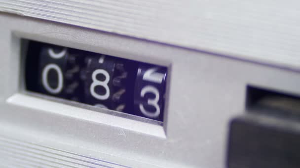 Урожай лічильник з цифрами обертається на програвачі аудіо касети — стокове відео