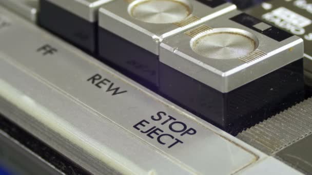 Палець натискає кнопки Зупинити керування на програвачі аудіо касети — стокове відео