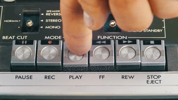 Нажмите кнопки воспроизведения, остановки и записи управления на аудио кассетный проигрыватель — стоковое видео