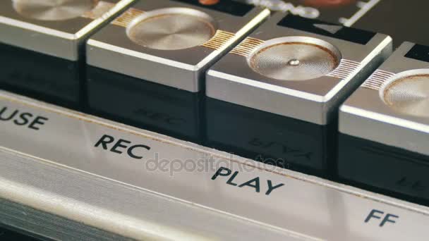 Мбаппе нажимает кнопки управления воспроизведением на проигрыватель аудиокассет — стоковое видео