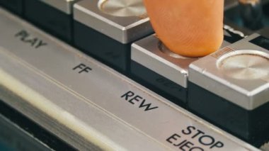 Parmak presleri geri sarma kontrol düğmeleri ses kaset çalar