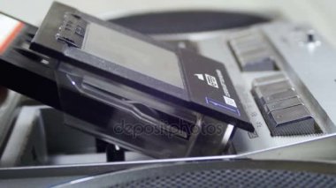Kaset çalar açma, bir kaset ekleme ve bir kayıt cihazı oynarken