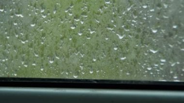 Pencere ve plastik pencere arkasında yağmur yağmur damlaları