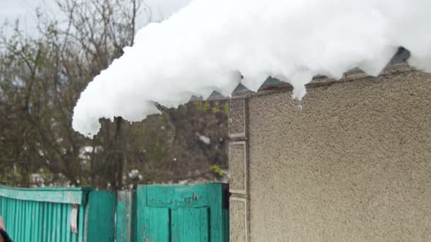 La nieve se derrite de los techos y gotea en la primavera — Vídeos de Stock