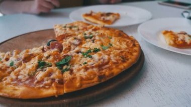 Bayan eller, bir dilim Pizza ve Cafe bir tabakta koydu