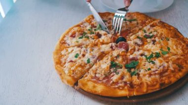 Bayan eller, bir dilim Pizza ve Cafe bir tabakta koydu