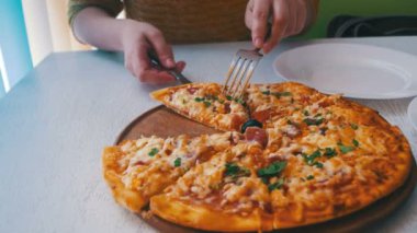 Kız eller, bir dilim Pizza ve Cafe bir tabakta koydu. Dolly vurdu