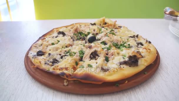 Приближение к пицце на белом деревянном столе в кафе — стоковое видео