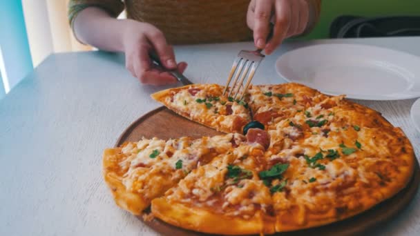 Girl Hands Cut a Slice of Pizza and Put it on a Plate in Café. Dolly disparó — Vídeo de stock