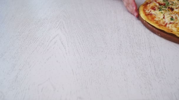 在咖啡厅白色木制的桌子上的比萨饼 — 图库视频影像