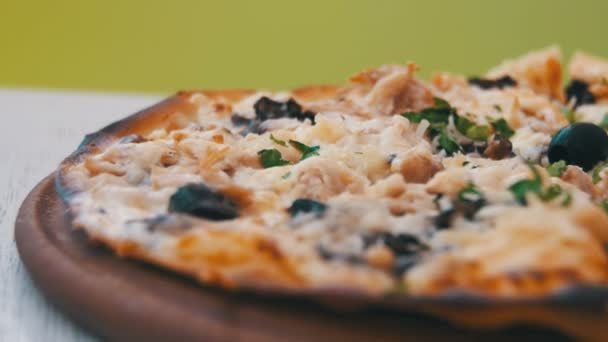 Pizza sur une table en bois blanc dans un café. Dolly Shot — Video