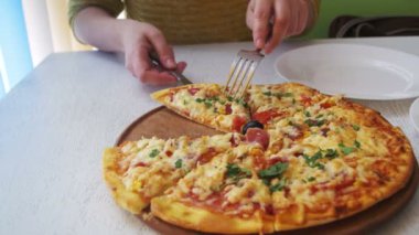 Kız eller, bir dilim Pizza ve Cafe bir tabakta koydu. Dolly vurdu