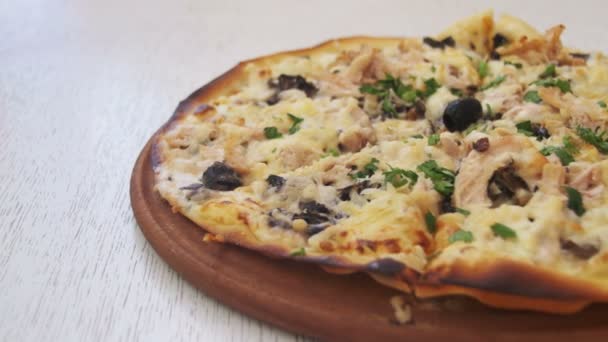 Pizza em uma mesa de madeira branca em um café. Dolly Shot — Vídeo de Stock