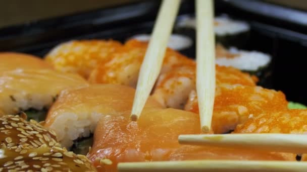 Japon suşi rulo ile Chopsticks döner — Stok video