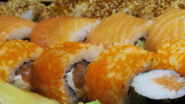 Japanische Sushi-Rollen mit Stäbchen rotieren — Stockvideo