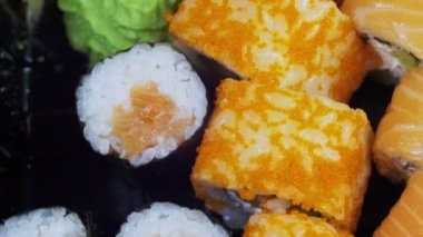 Japon suşi rulo yakın çekim hareketli olduğunu