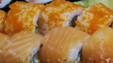 Japon suşi rulo yakın çekim hareketli olduğunu