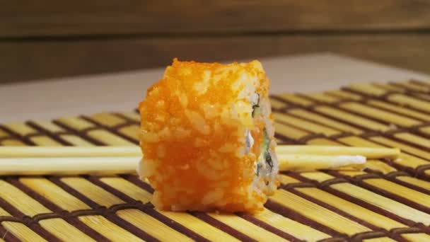 Un sushi su un tappetino di bambù ruota — Video Stock