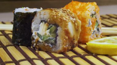 Suşi rulo bir bambu hasır üzerinde döner