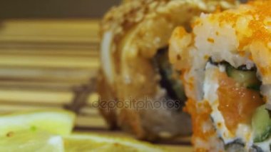 Suşi rulo bir bambu hasır üzerinde döner