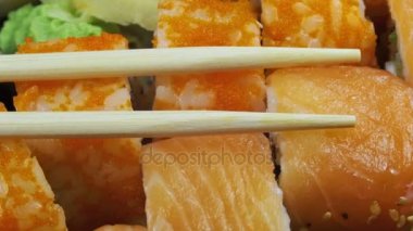 Japon suşi rulo ile Chopsticks döner