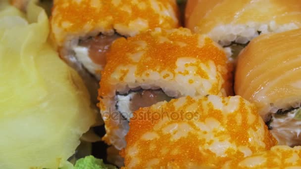 Giapponese sushi rolls primo piano è Moving — Video Stock