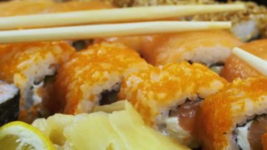 Japon suşi rulo ile Chopsticks döner