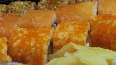 Japon suşi rulo yakın çekim döner