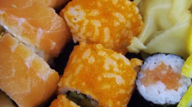 Japon suşi rulo yakın çekim hareketli olduğunu