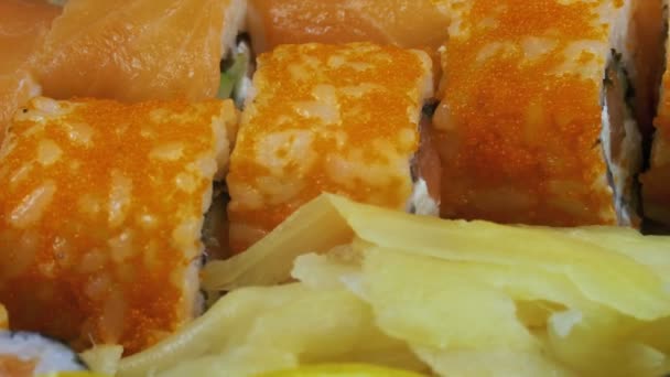 Japansk Sushi rullar närbild roterar — Stockvideo