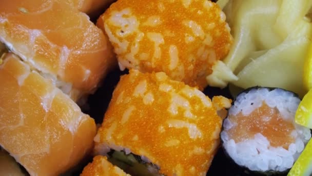 Japonês Sushi Rolls close-up está se movendo — Vídeo de Stock