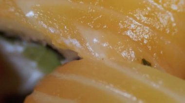 Japon suşi rulo yakın çekim hareketli olduğunu