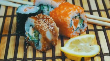 Suşi rulo bir bambu hasır üzerinde döner