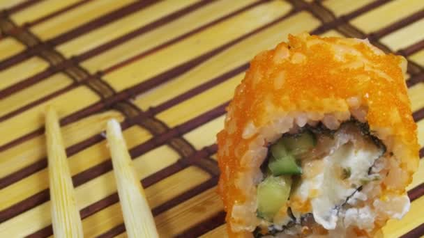 Obraca się jeden Sushi na Mat bambusowych — Wideo stockowe