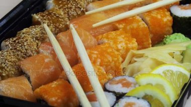Japon suşi rulo ile Chopsticks döner