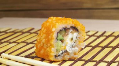 Bir suşi Roll bir bambu hasır üzerinde döner