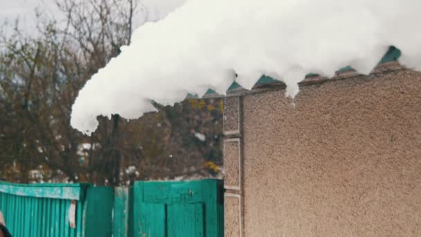 Lente sneeuw smelten op het oude huis van dak — Stockvideo