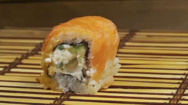 竹マットの上の 1 つの寿司を回転します。 — ストック動画