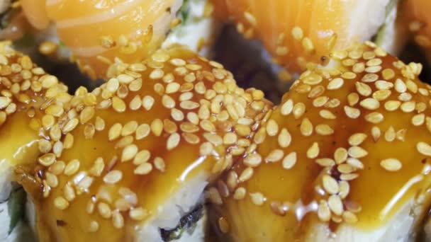 Japonês Sushi Rolls close-up está se movendo — Vídeo de Stock